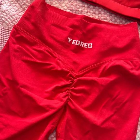 Yeoreo Red Sports Bra and Shorts Set - Picture 2 of 4